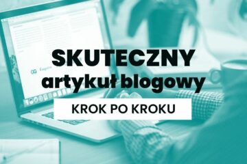 Napis "Skuteczny artykuł blogowy krok po kroku" na tle copywritera piszącego artykuł.