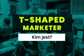 Napis "T-shaped marketer" na tle pracujących copywriterów.
